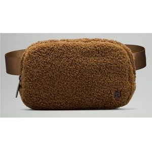 ✨NWT Lululemon Everywhere Fleece Belt Bag✨